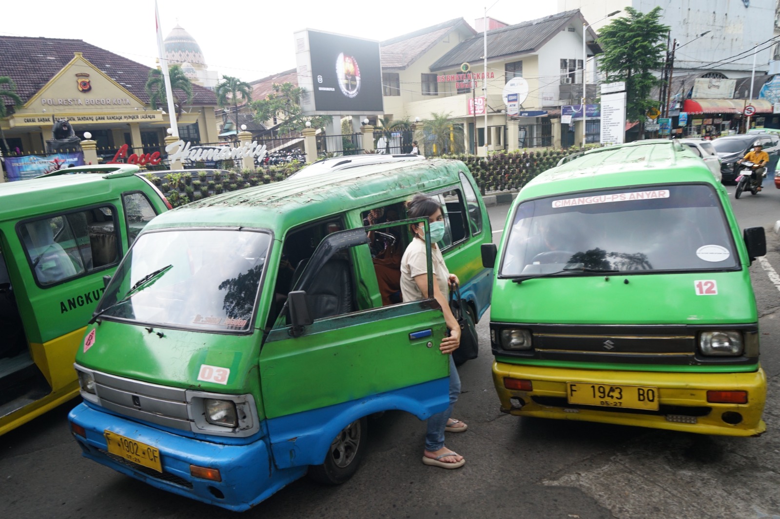 ANGKOT TUA: Sejumlah angkot menunggu penumpang di Jalan Kapten Muslihat Kota Bogor, Senin 19 Januari 2016.