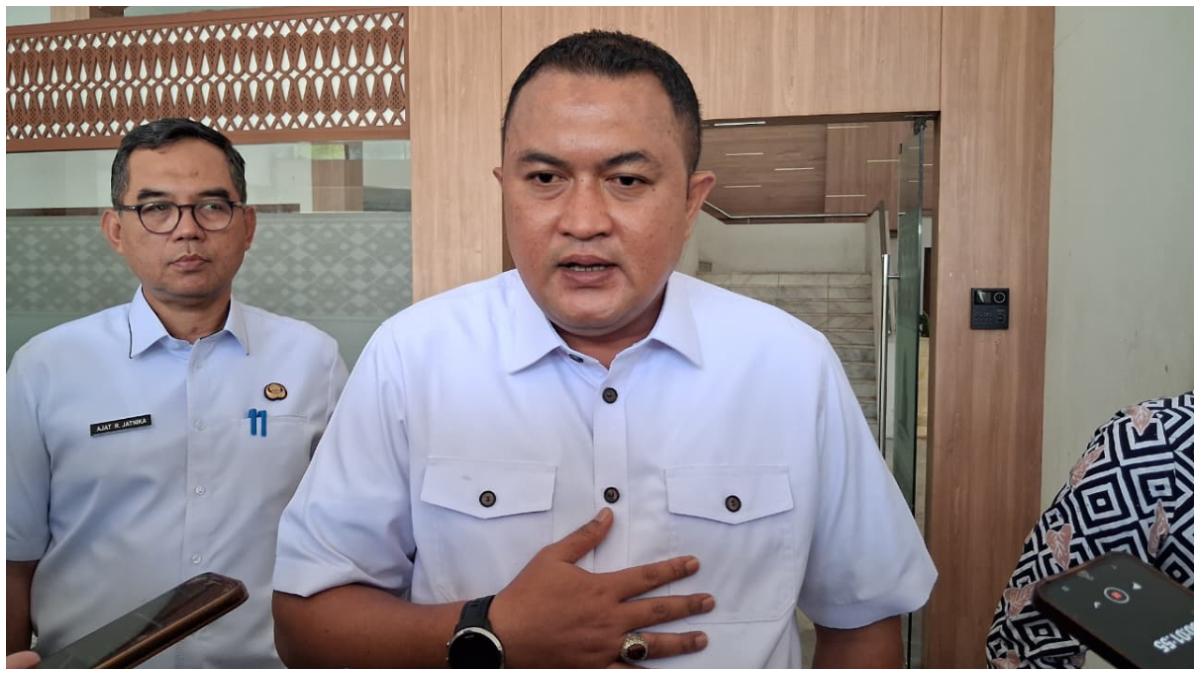 Bupati Bogor, Rudy Susmanto memberikan keterangan soal Cileungsi dan Gunung Putri tak masuk 10 program strategis 2026.