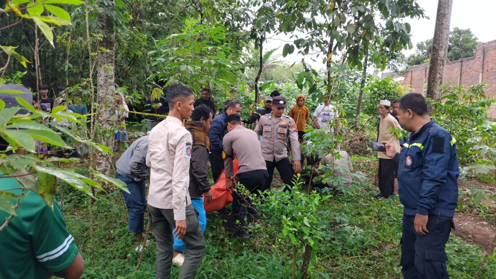 Pria berusia 40 tahun ditemukan meninggal dunia di pohon jengkol, Kampung Liwu, Desa Kampung Sawah, Kecamatan Rumpin, Kabupaten Bogor.