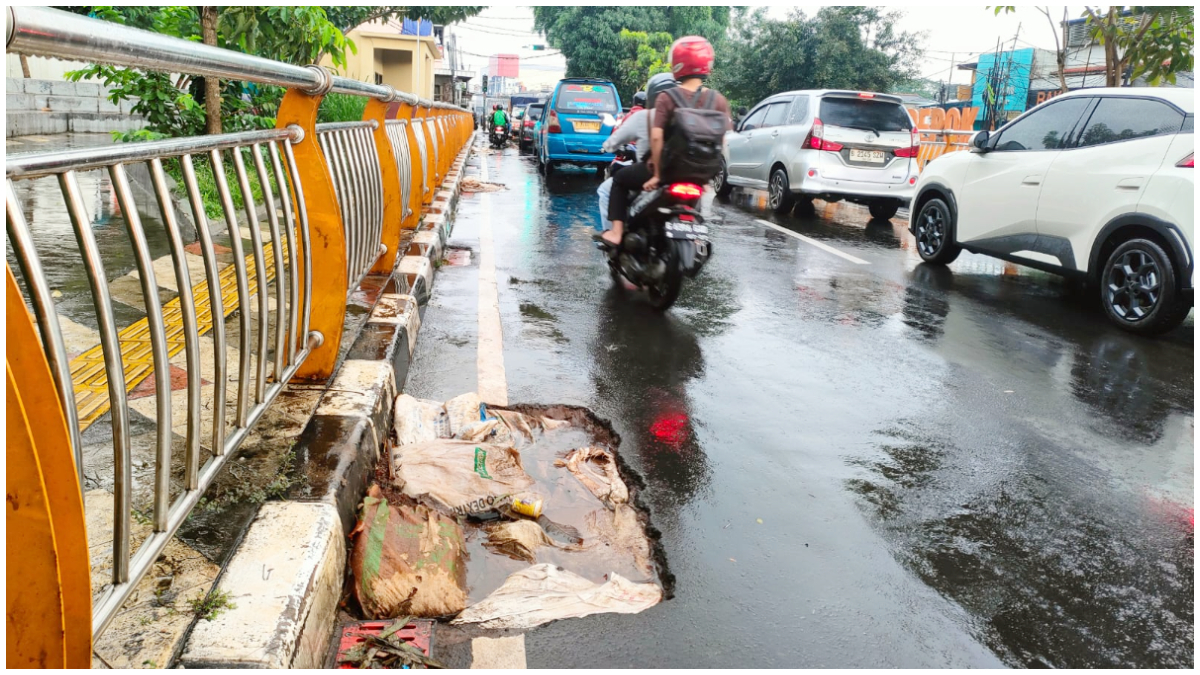 Kondisi bekasl galian kabel di Jalan Salak Kota Depok.