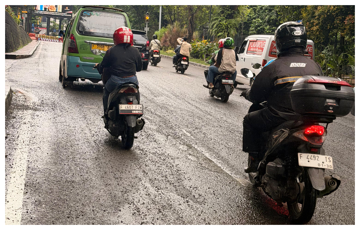 Berdasarkan pantauan di lokasi Jalan Jalak Harupat, butiran aspal yang terlepas berserakan di permukaan jalan, Rabu 21 Januari 2026.