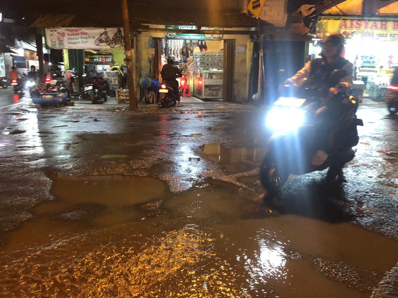 Kerusakan jalan yang terjadi di Jalan Kebon Pedes, Kecamatan Tanah Sareal, Kota Bogor, akibat hujan deras.
