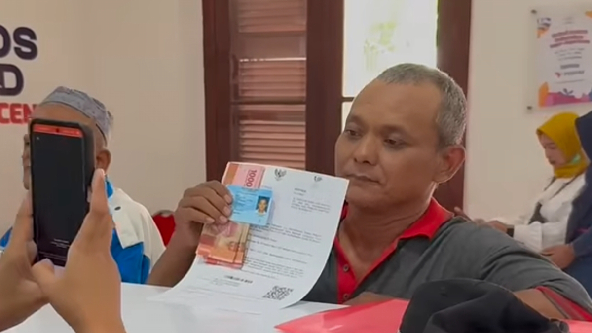 Ilustrasi KPM mencairkan dana bantuan sosial (bansos).
