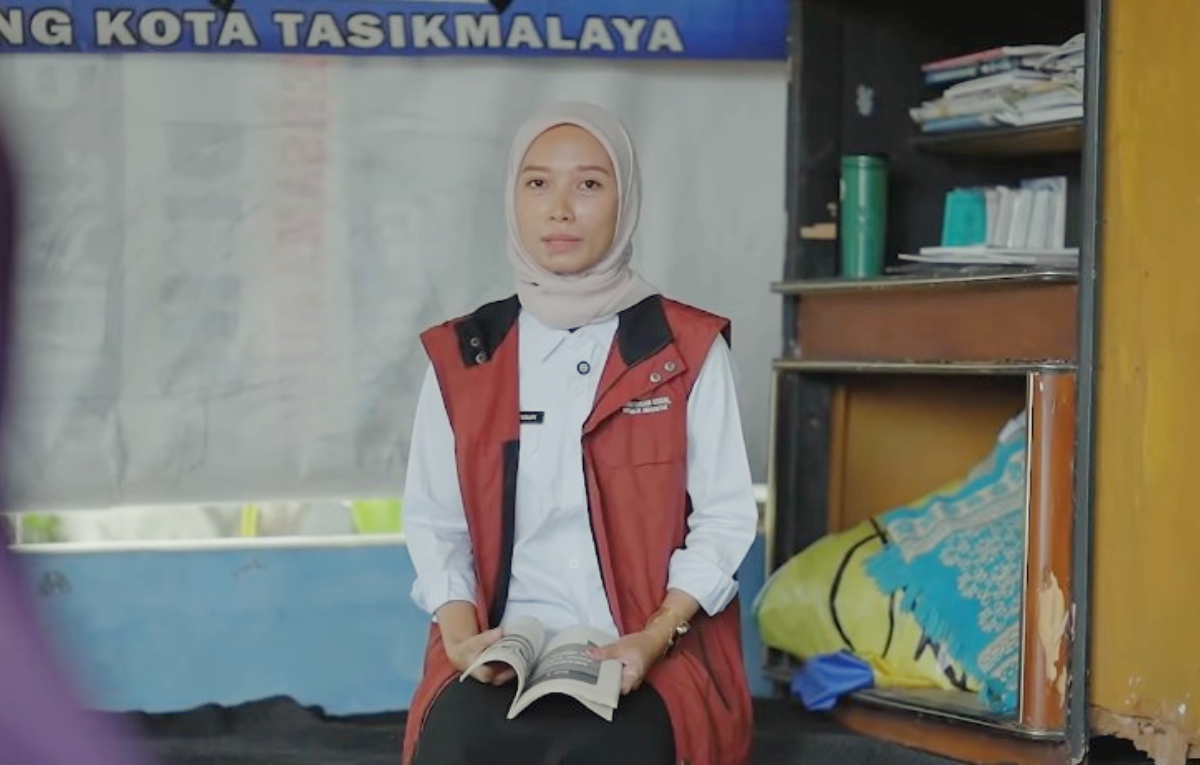 Pendamping sedang melakukan sosialisasi kepada KPM Bansos.