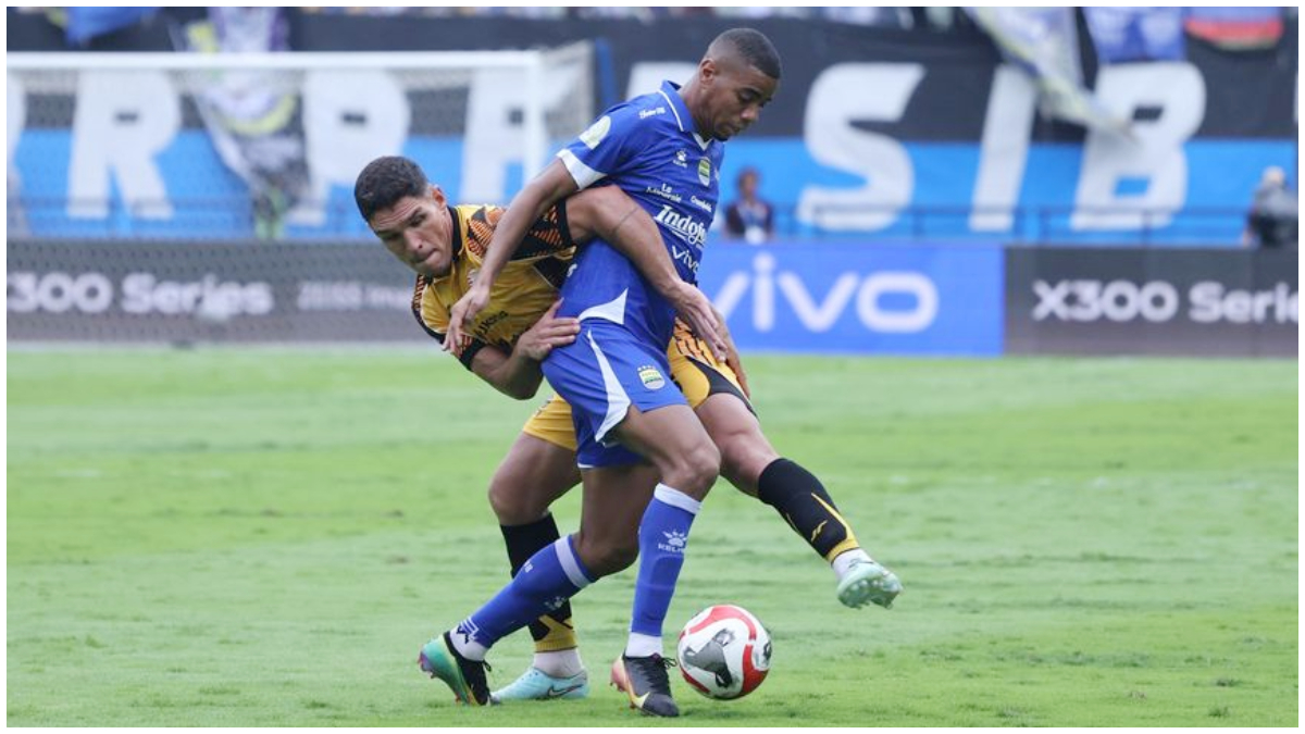 Pemain Persib berebut bola dengan pemain lawan. Persaingan di Super League putaran kedua bakal lebih ketat.