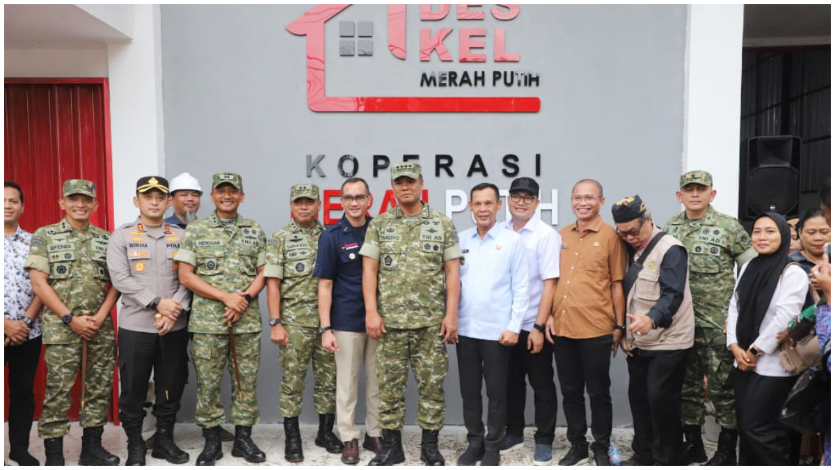 Ketua DPRD Kabupaten Bogor Sastra Winara saat ikut mendampingi kunjungan Wakil Panglima Jenderal TNI Tandyo Budi R ke Desa Rumpin.