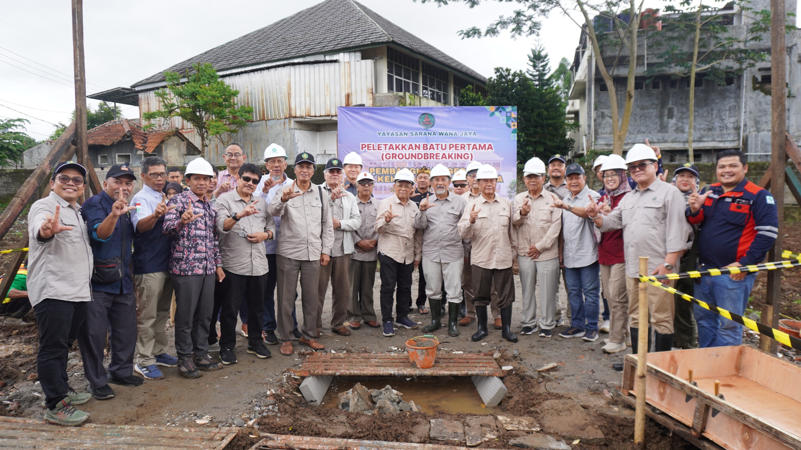Pengurus Yayasan Sarana Wana Jaya, saat groundbreaking pembangunan SMK Kehutanan Bakti Rimba.