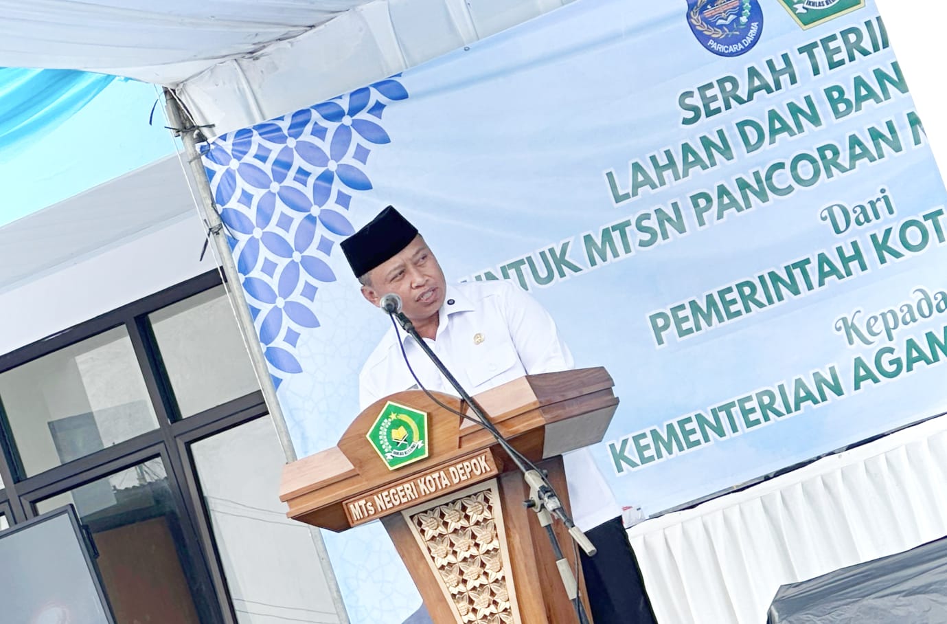 Walikota Depok, Supian Suri saat memberikan sambutan dalam peresmian Madrasah Tsanawiyah Negeri Pancoran Mas.