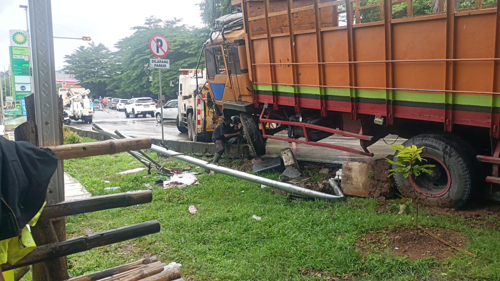 Proses evakuasi truk rem blong dan mengalami kecelakaan di turunan GDC Kota Depok, Rabu 21 Januari 2026.