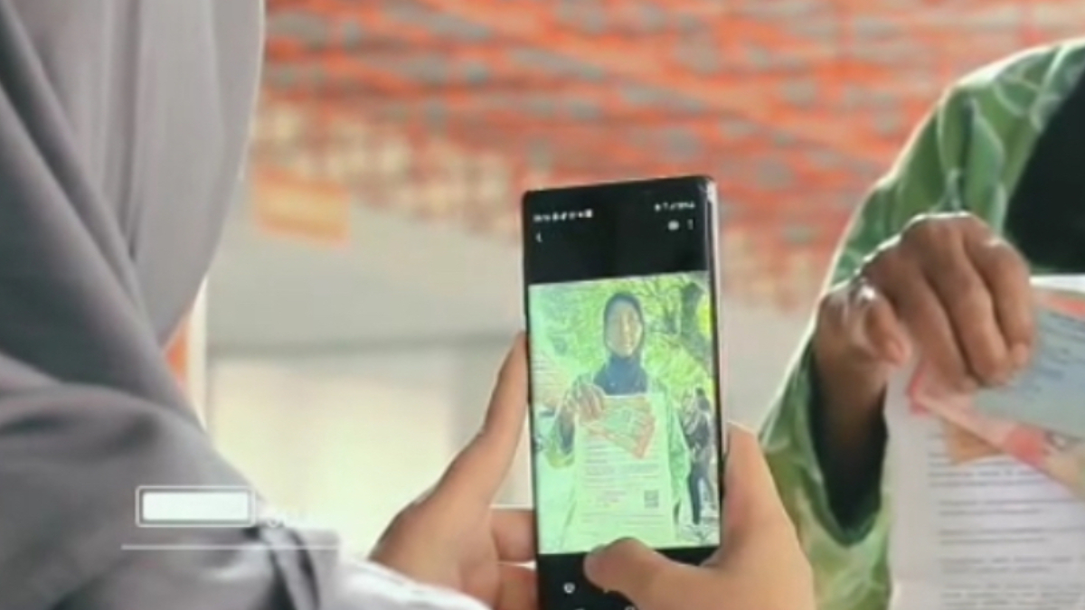 Ilustrasi: Penyaluran bantuan sosial (bansos) kepada para penerima manfaat atau KPM.