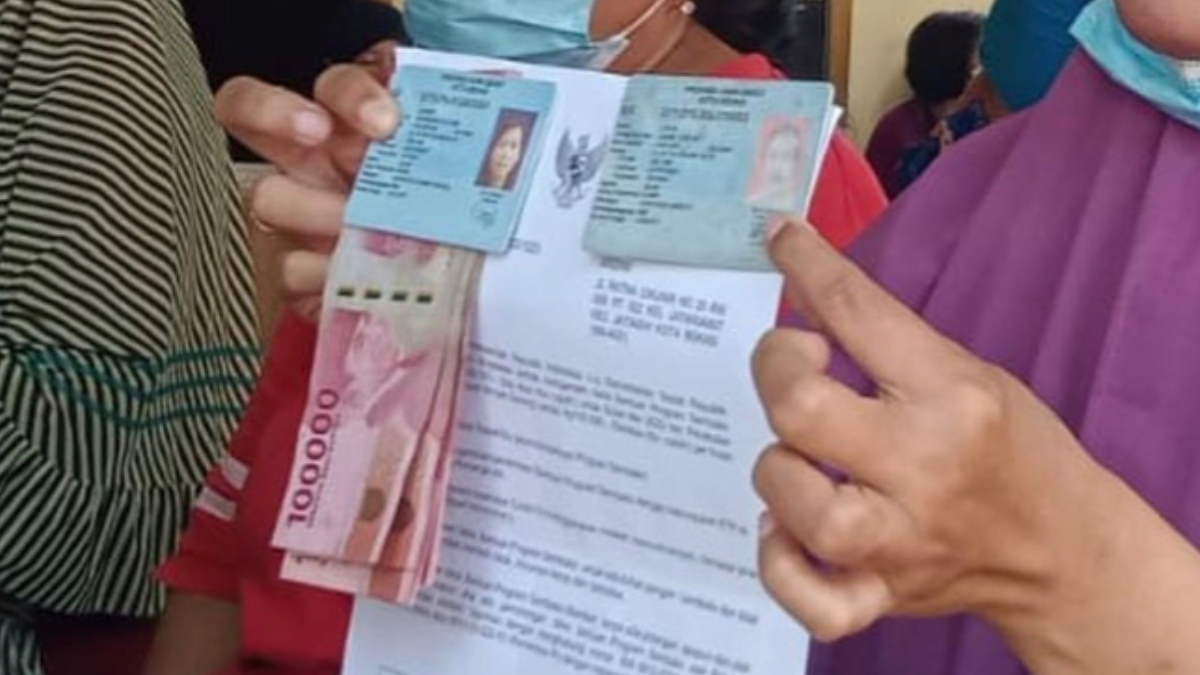 Ilustrasi: Penyaluran bantuan sosial (bansos) kepada para penerima manfaat atau KPM.