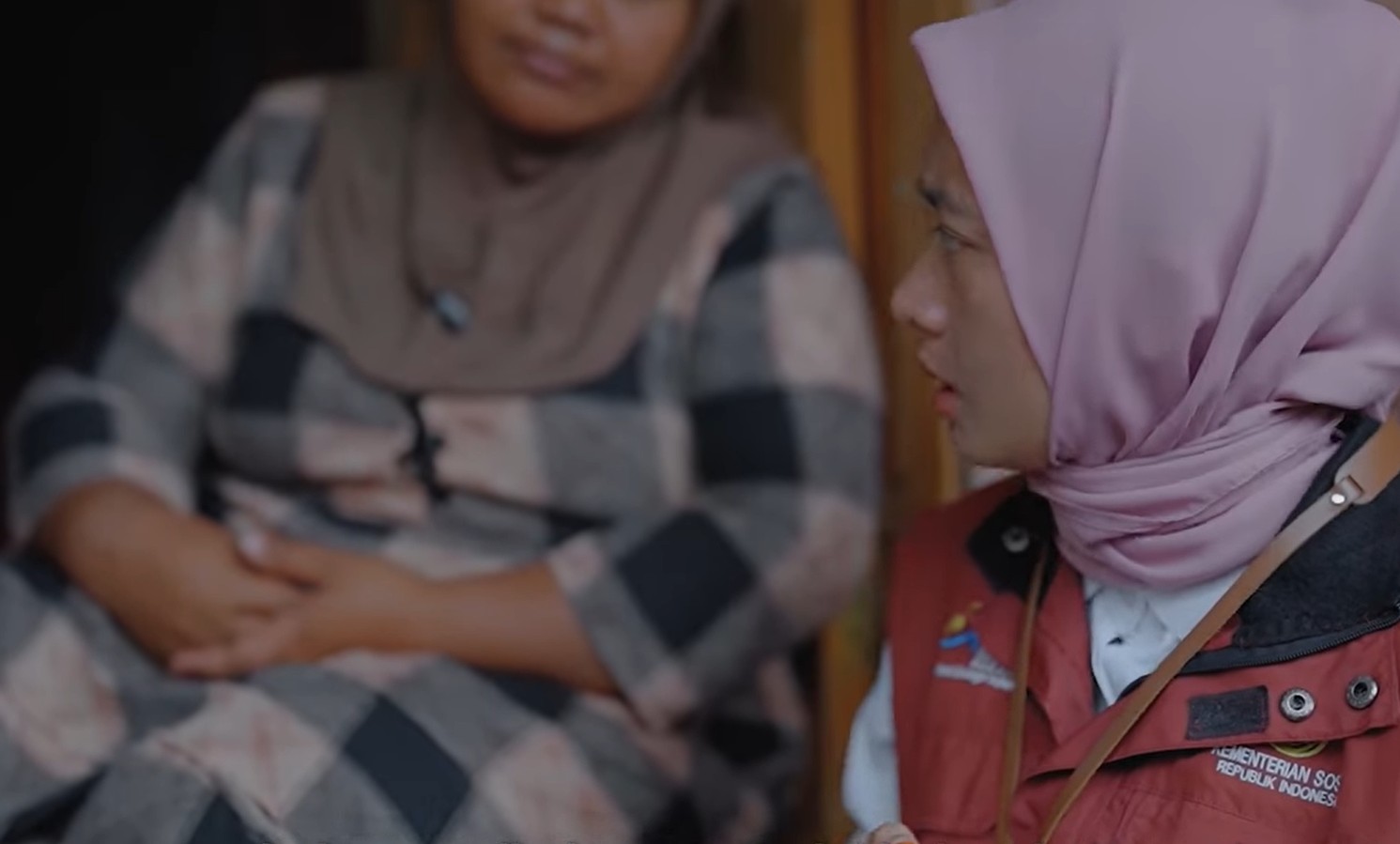 Pendamping sosial sedang memverifikasi KPM untuk menentukan desil di pencairan bansos 2026