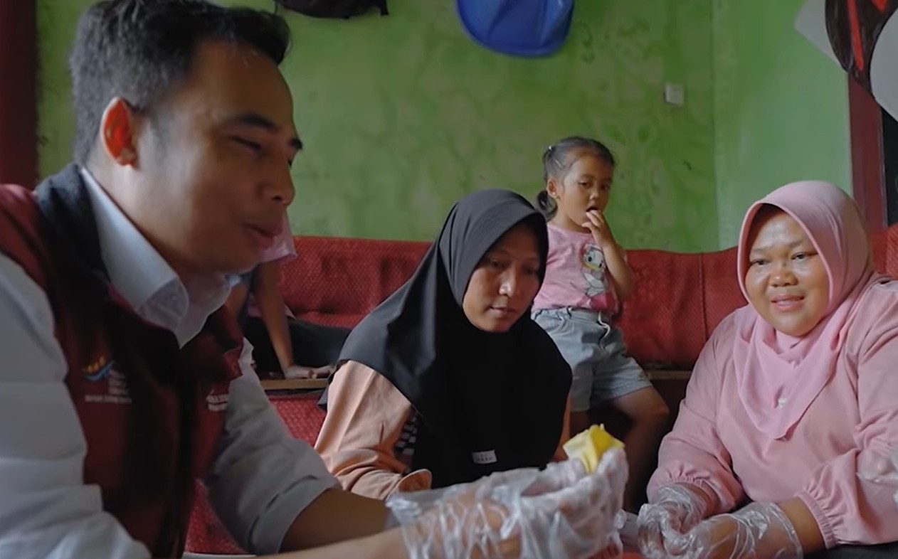 Pendamping sosial tengah melakukan sosialisasi kepada penerima bansos BPNT tahap 1 tahun 2026