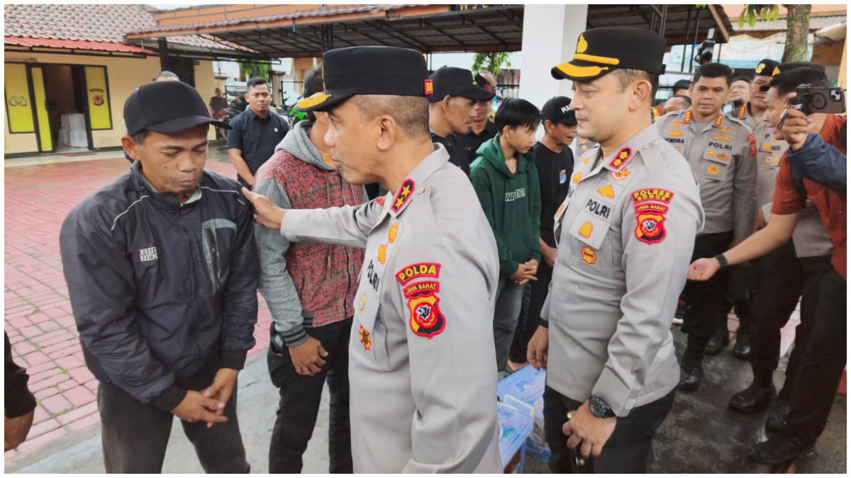 Kapolda Jabar, Irjen Pol Rudi Setiawan menjumpai keluarga korban lubang tambang kawasan Antam Pongkor Nanggung.