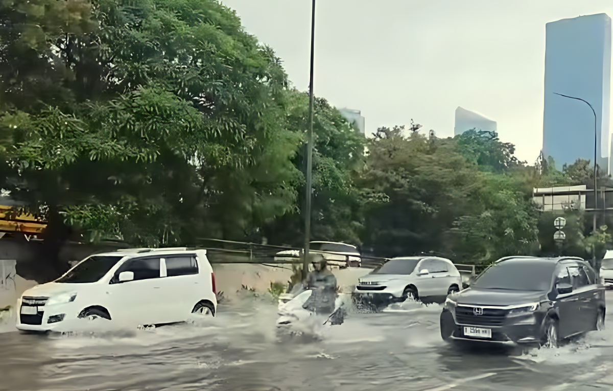 Banjir merendam sejumlah wilayah di Jakarta.