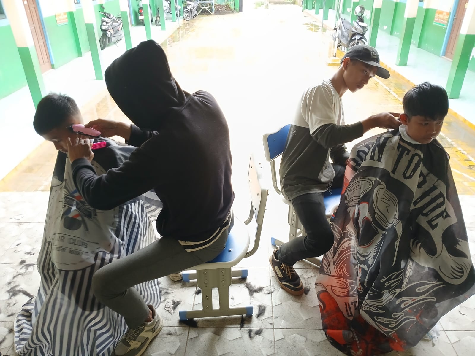 Barber Wai Bogor menggelar aksi sosial berupa cukur rambut gratis bagi siswa SDN Loji 2 Kota Bogor.