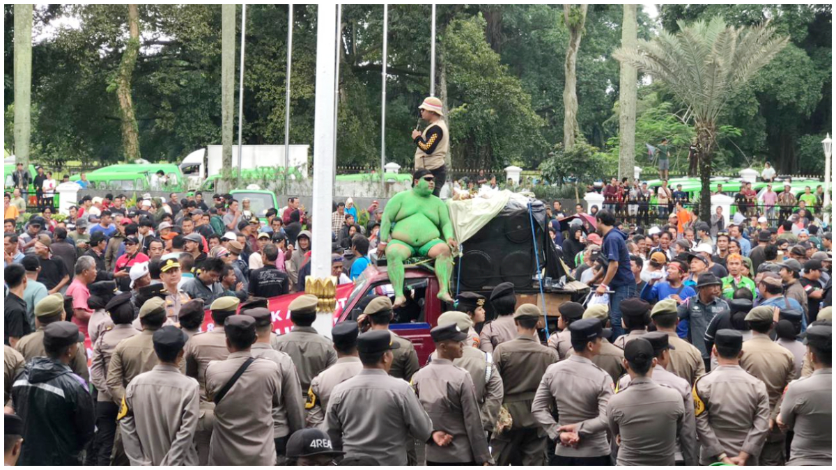 Aksi demo para sopir angkot di Balai Kota Bogor.
