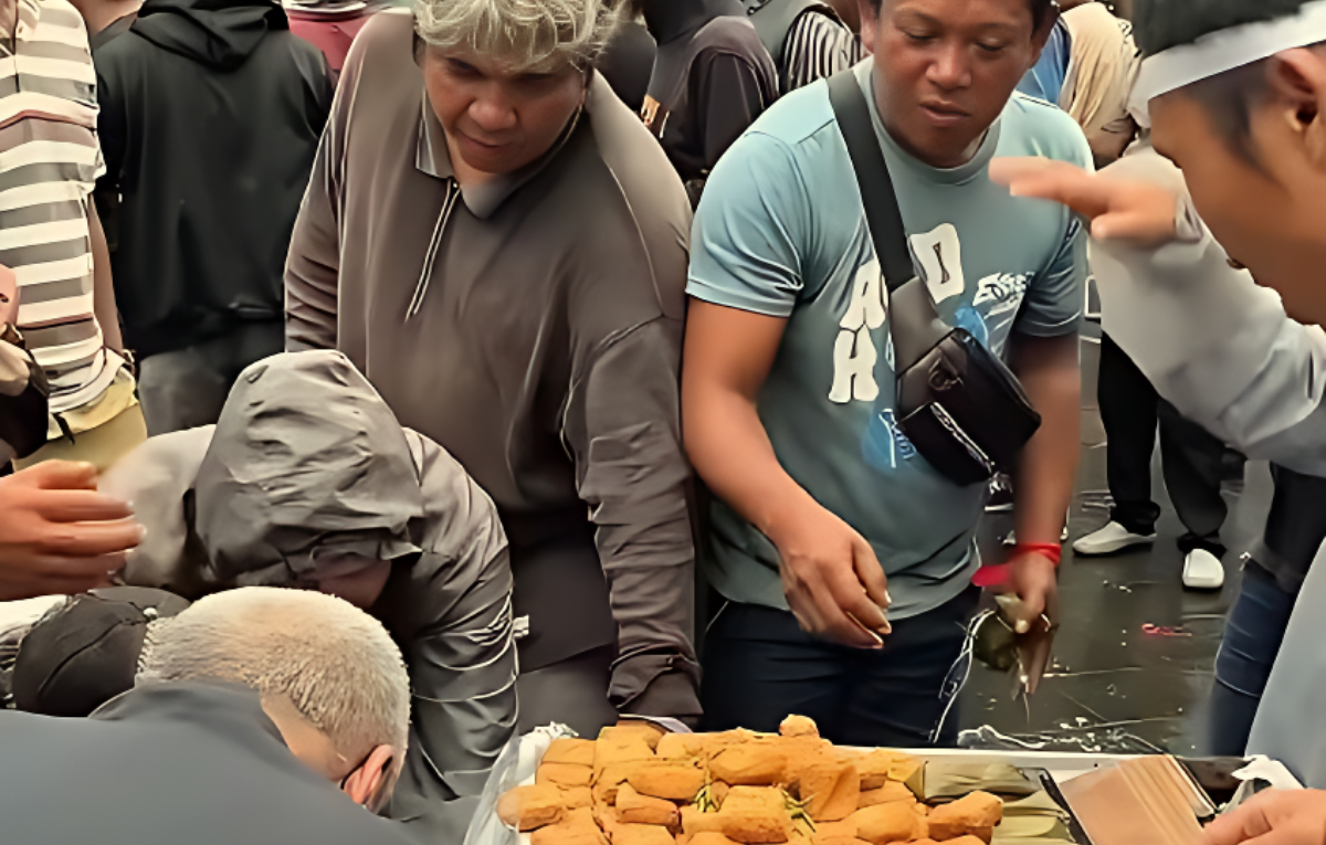 Ditraktir Kapolresta Bogor Kota, para sopir angkot yang sedang berdemo sedang menikmati Tahu Sumedang.