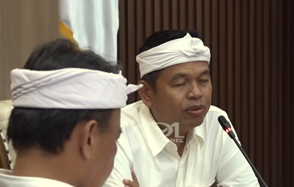 Gubernur Jawa Barat, Dedi Mulyadi&nbsp;sedang memberikan penjelasan terkait air&nbsp;Gunung Ciremai.