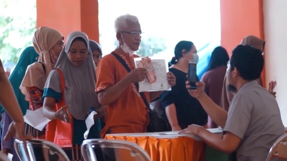 Ilustrasi penyaluran bansos kepada Keluarga Penerima Manfaat (KPM).