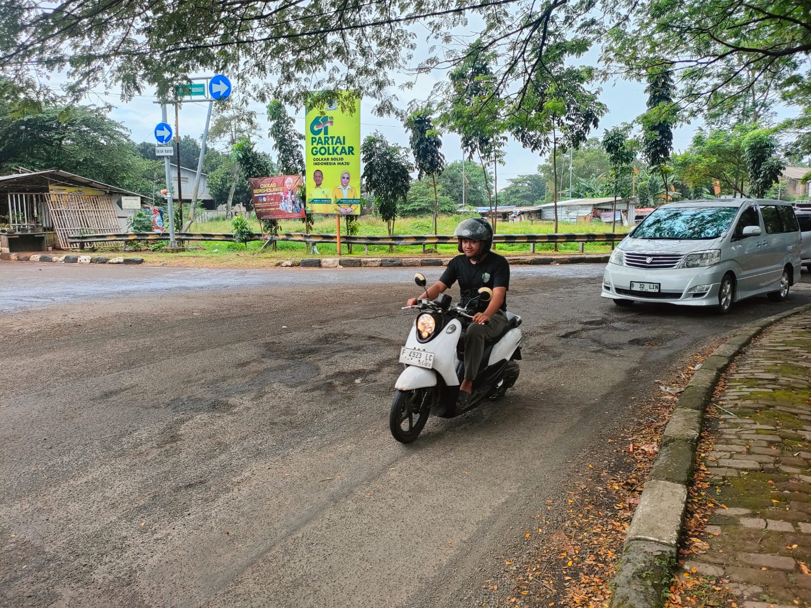 Salah satu ruas jalan di Kota Depok, yang rusak.