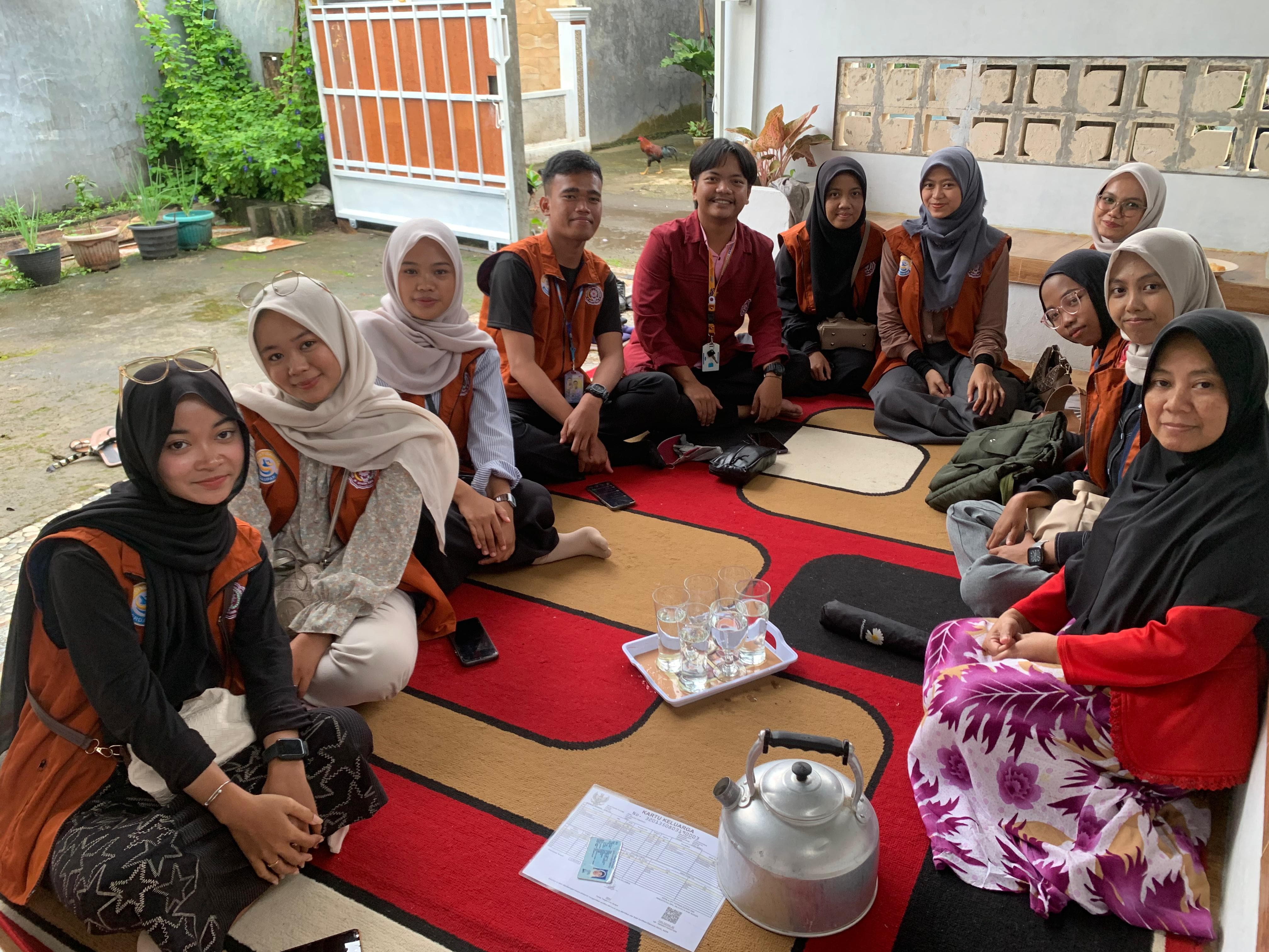 Mahasiswa UMBARA yang tergabung dalam program Kuliah Kerja Nyata (KKN) Tematik 2026, melaksanakan rangkaian kegiatan pengabdian masyarakat di Desa Jayaraharja, Kecamatan Sukajaya, Kabupaten Bogor.