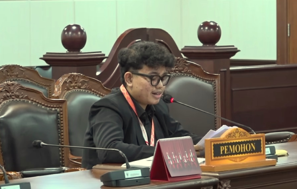 Mahasiswa UMY, Muhammad Reihan Alfariziq membacakan gugatannya di MK.