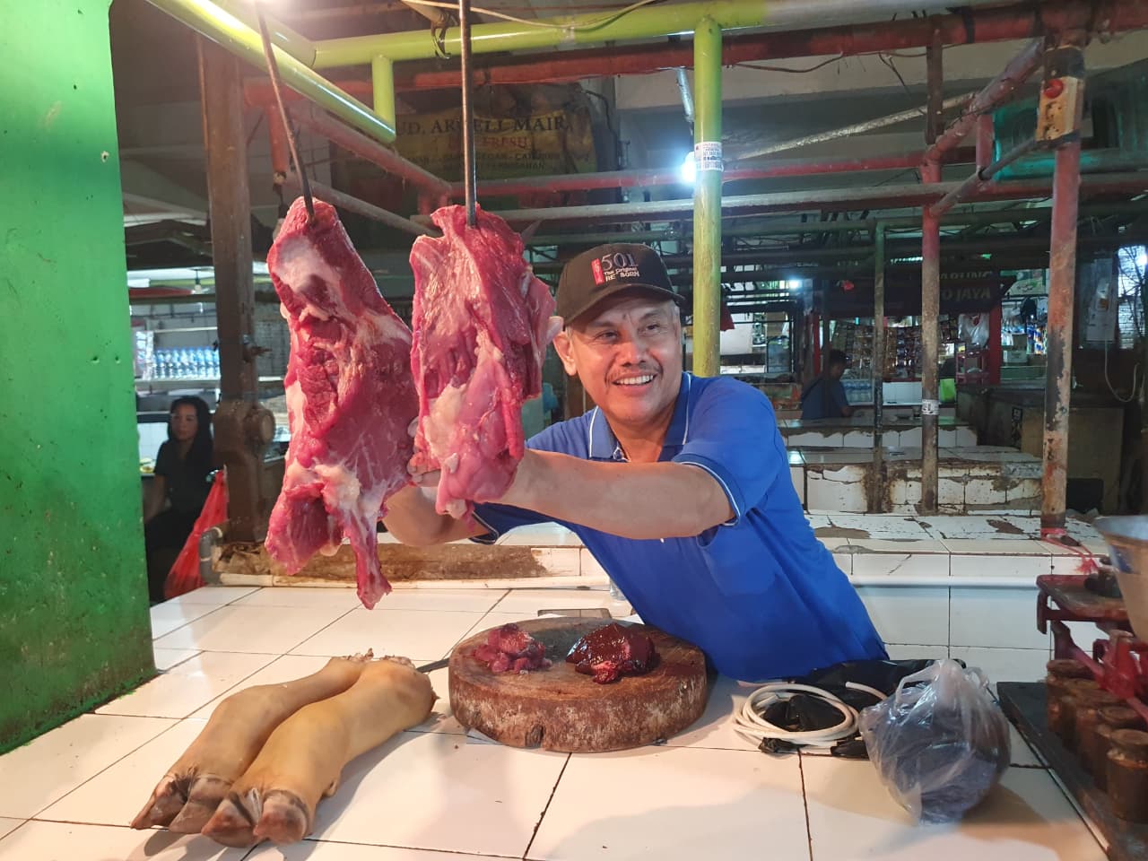 Pedagang daging sapi di Pasar Cibinong, Kabupaten Bogor, mengeluhkan kenaikan harga yang tembus hingga Rp130 ribu.