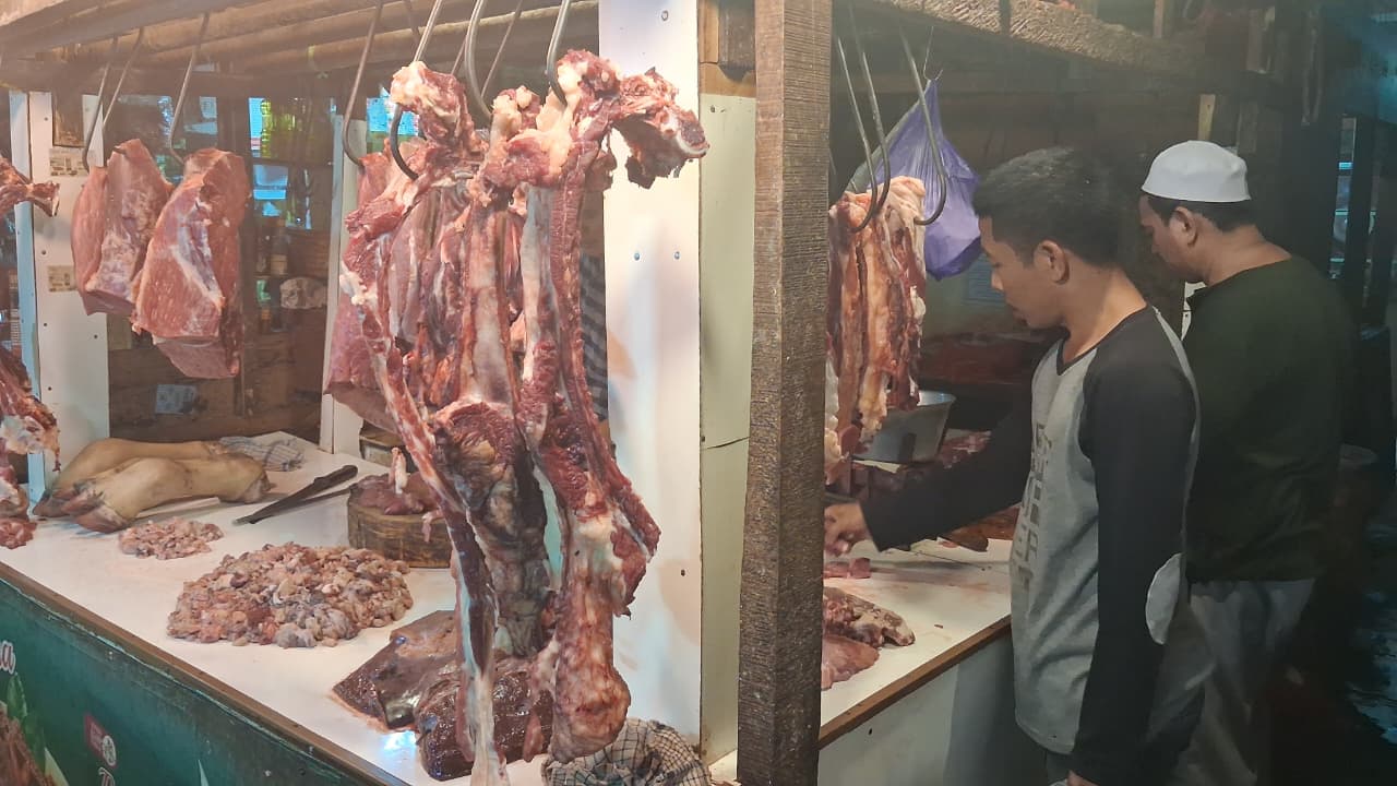 Pedagang daging sapi di Pasar Citeureup, Kabupaten Bogor, Kamis 22 Januari 2026.