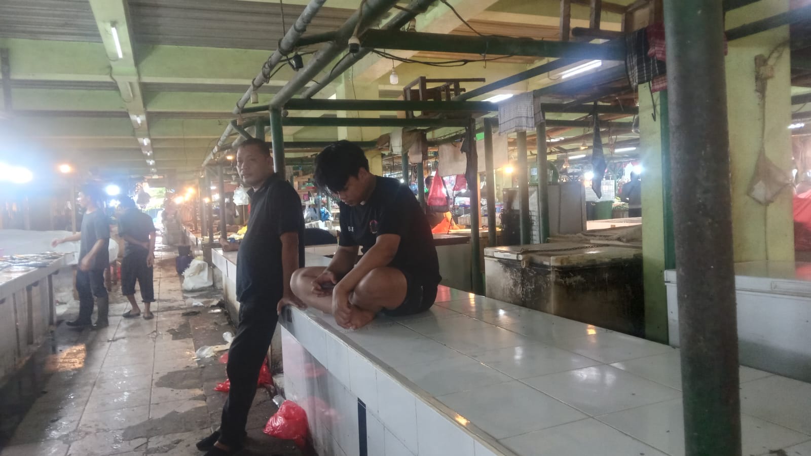 Sejumlah kios-kios daging di Pasar Parung Panjang, Kecamatan Parung Panjang, Kabupaten Bogor, tampak tutup pada Kamis, 22 Januari 2026.