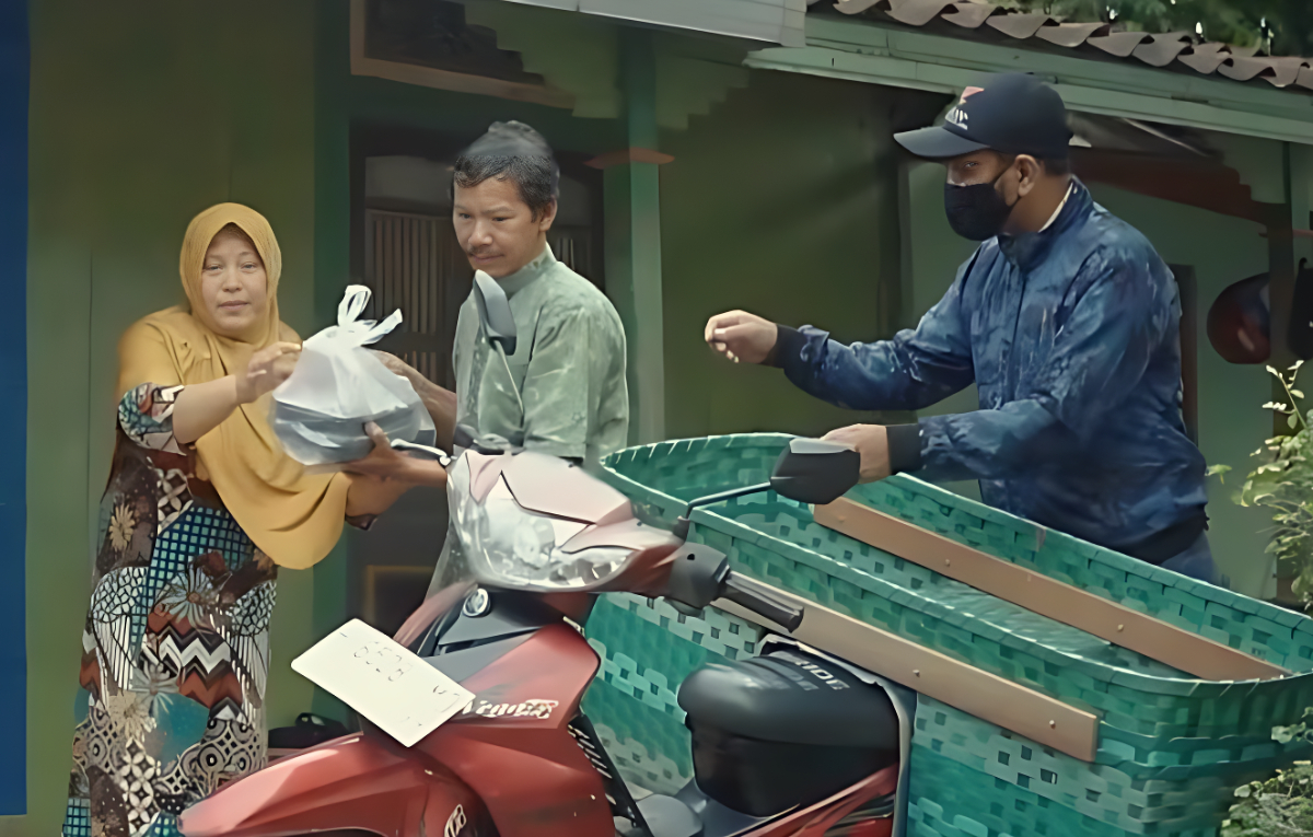 Penyaluran bantuan tambahan untuk para penerima Bansos.