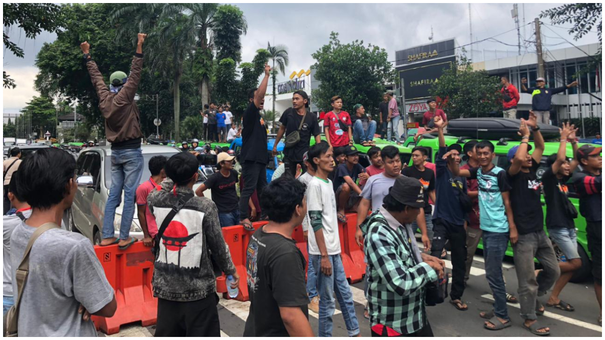 Massa aksi demo sopir angkot saat memblokir Jala Djuanda Kota Bogor.