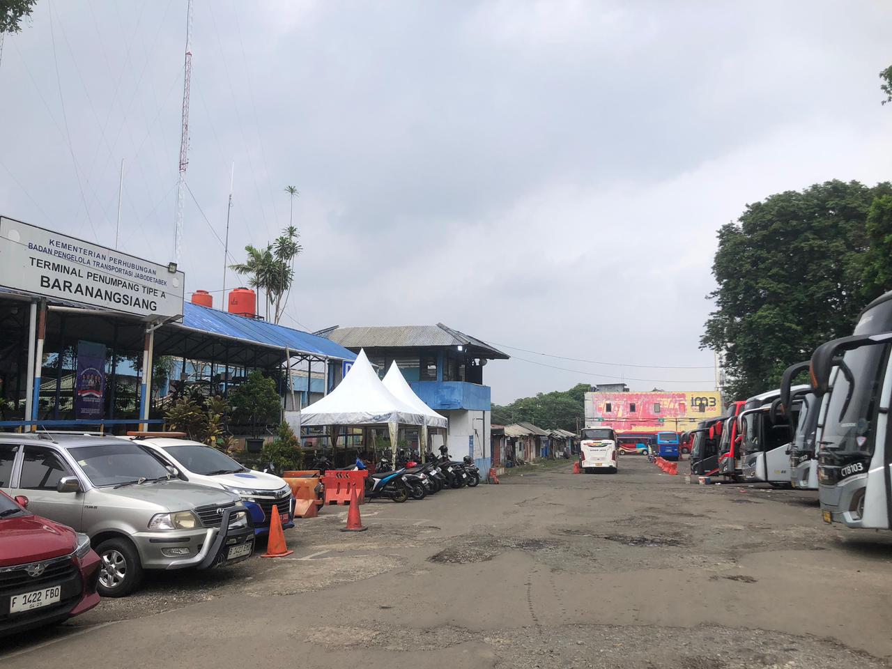 Penampakan Terminal Baranangsiang, Kota Bogor, yang kumuh dan jalan berlubang.