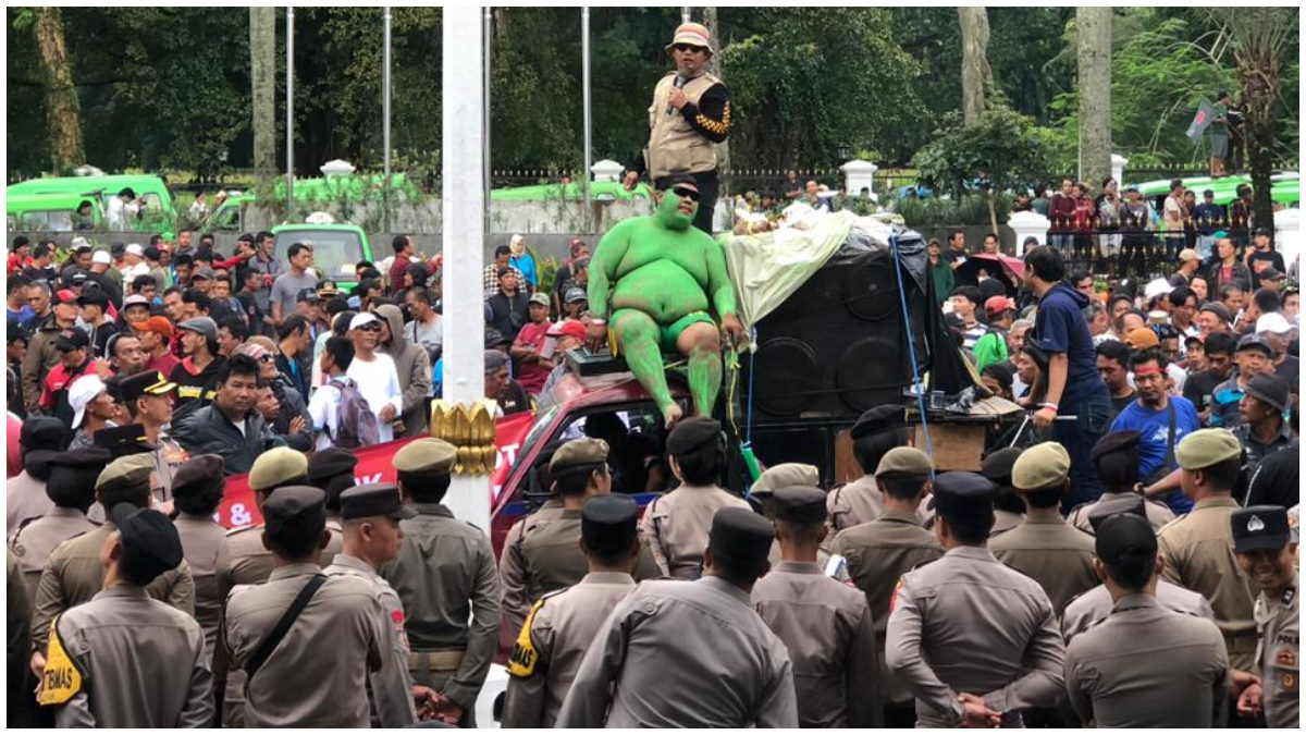 Suasana jalannya aksi demo sopir angkot di Balai Kota Bogor yang mendapat pengawalan ketat aparat.