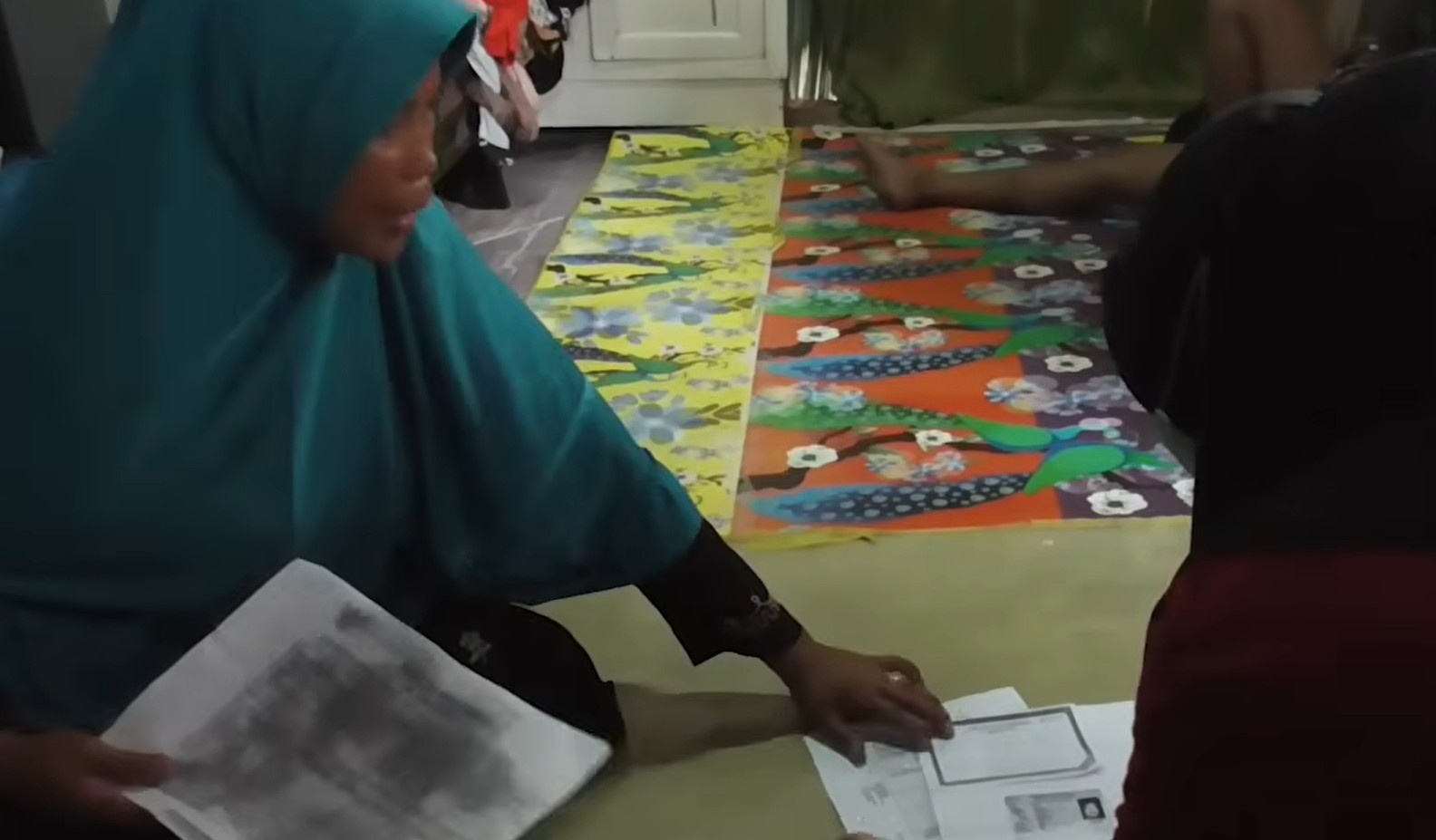 Pendamping sosial tengah memverifikasi KPM, yang juga bisa menikmati pencairan 3 bansos