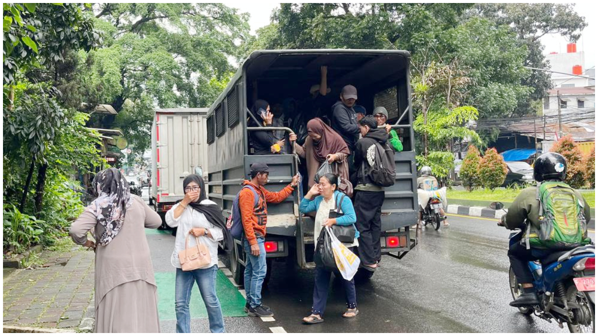 Warga yang terdamak demo sopir angkit, turun dari truk Satpol PP Kota Bogor di depan Terminal Baranangsiang