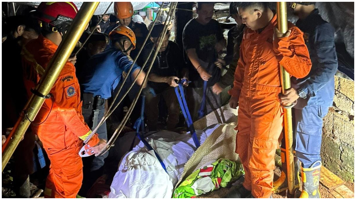 Proses pemakaman jenazah obesitas di Kecamatan Ciawi yang dibantu Damkar Kabupaten Bogor