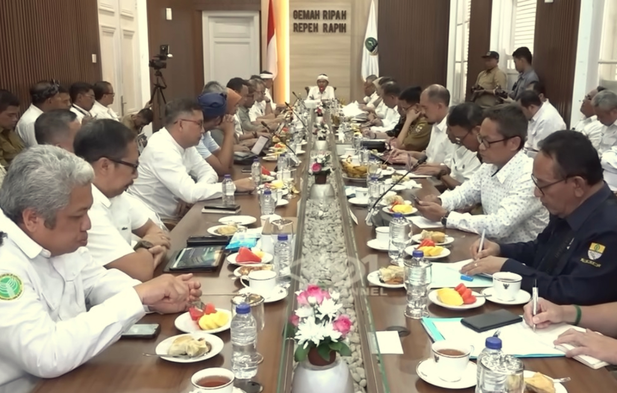 Gubernur Jawa Barat, Dedi Mulyadi memimpin rapat bahas Gunung Ciremai bersama pejabat Pemprov Jabar.