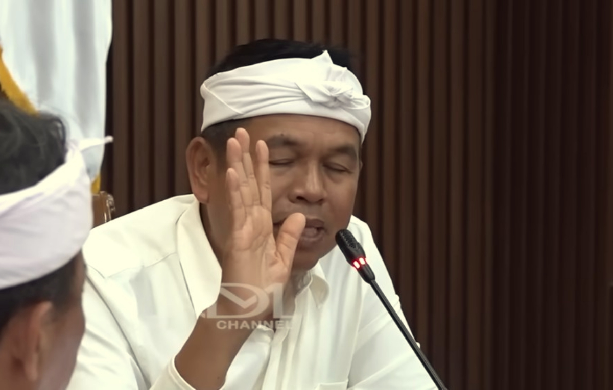 Gubernur Jawa Barat, Dedi Mulyadi saat memimpin rapat membahas Gunung Ciremai.