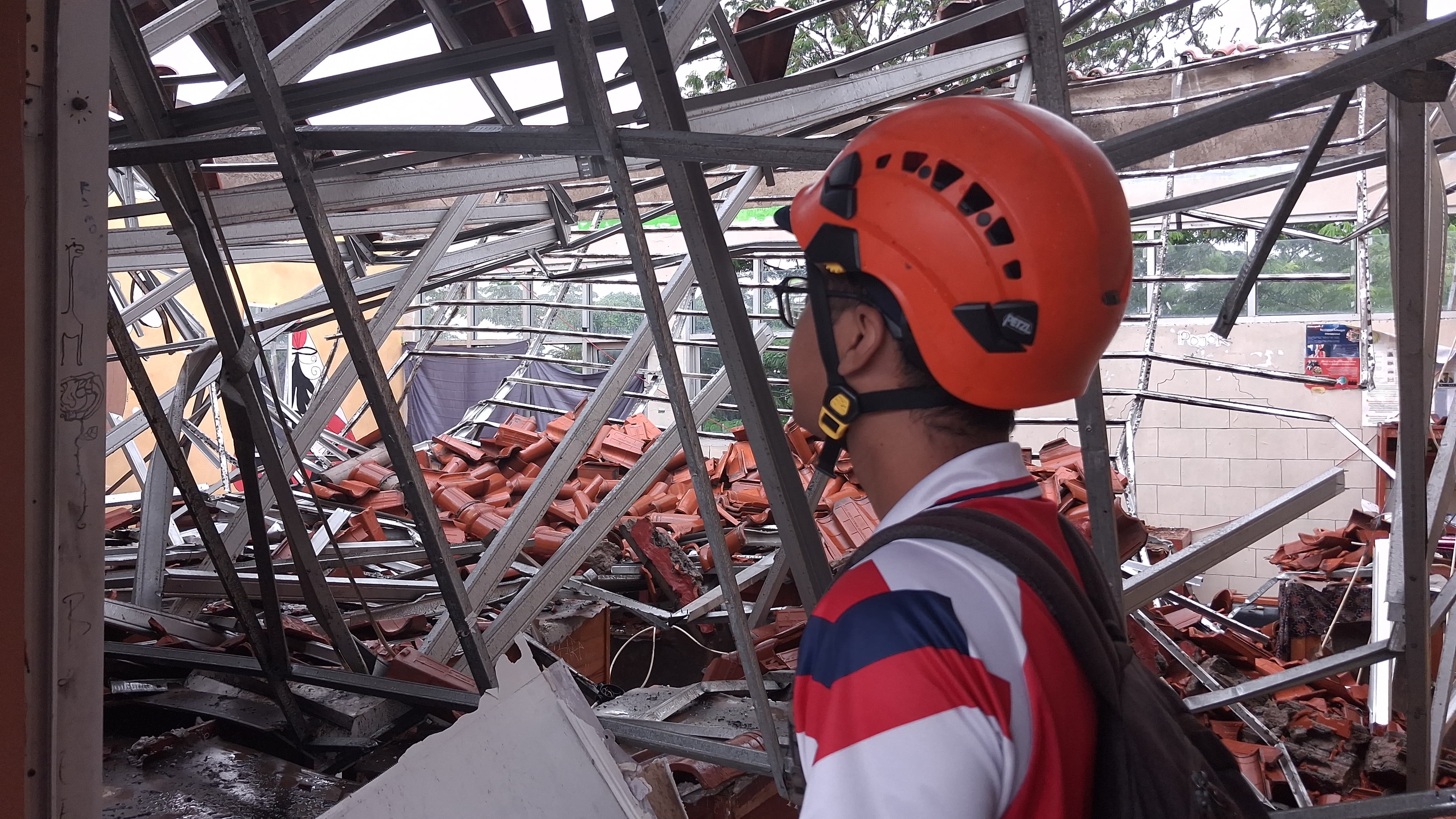 Petugas melihat atap bangunan SMAN 2 Gunung Putri, Kabupaten Bogor, yang rusak.