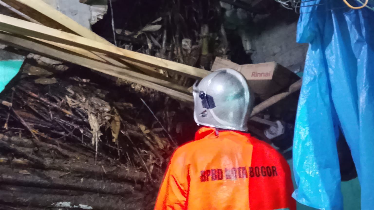 Material longsor menimpa salah satu rumah warga di Kampung Lebak Sari, Kelurahan Pamoyanan, Kota Bogor.