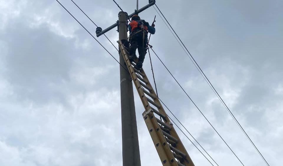Petugas PLN Gunung Putri saat melakukan perbaikin jaringan listrik.
