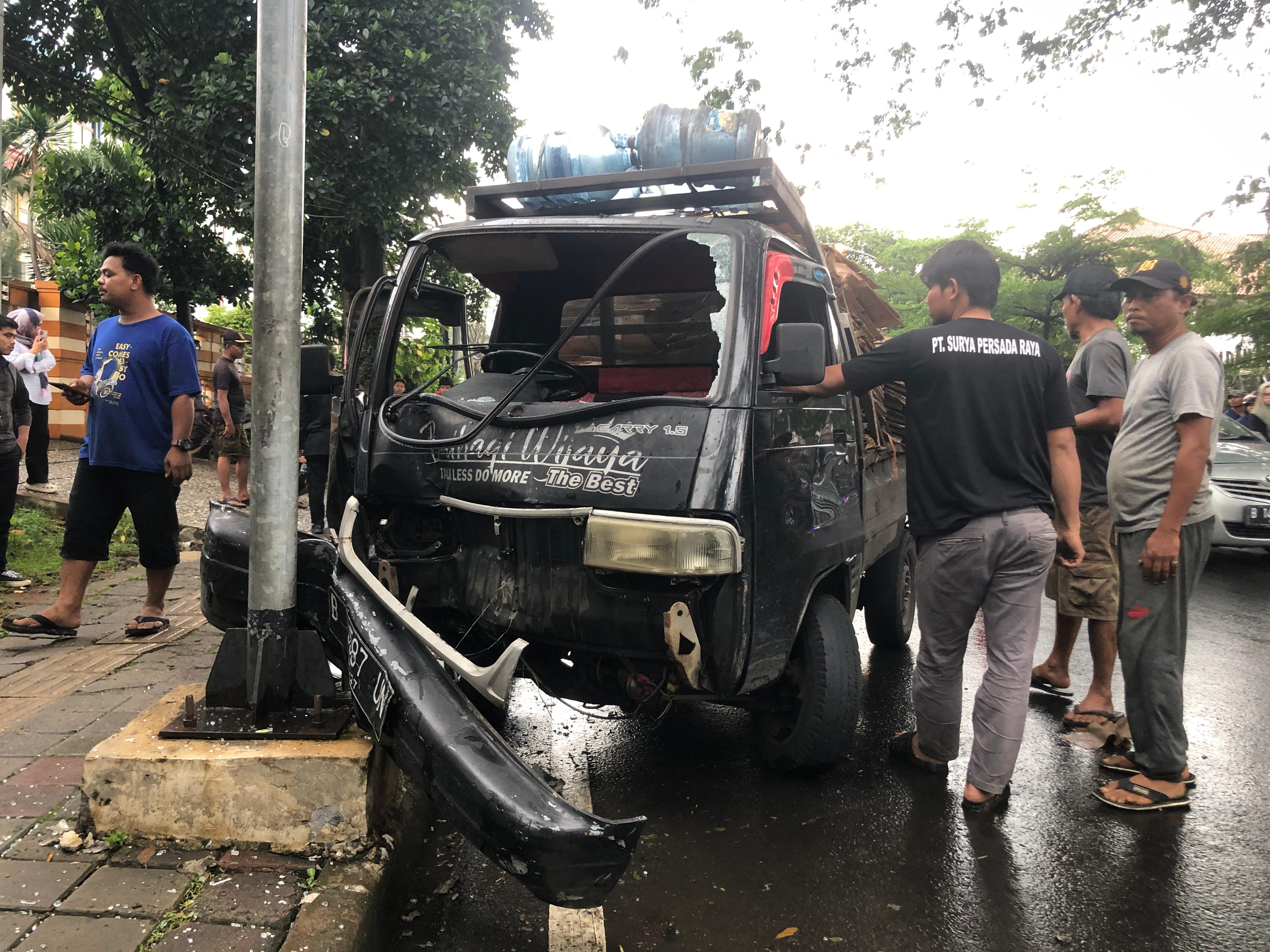 Kondisi pick up yang menubruk tiang rambu di Jalan Pemuda, Kota Bogor, Jumat 23 Januari 2026.