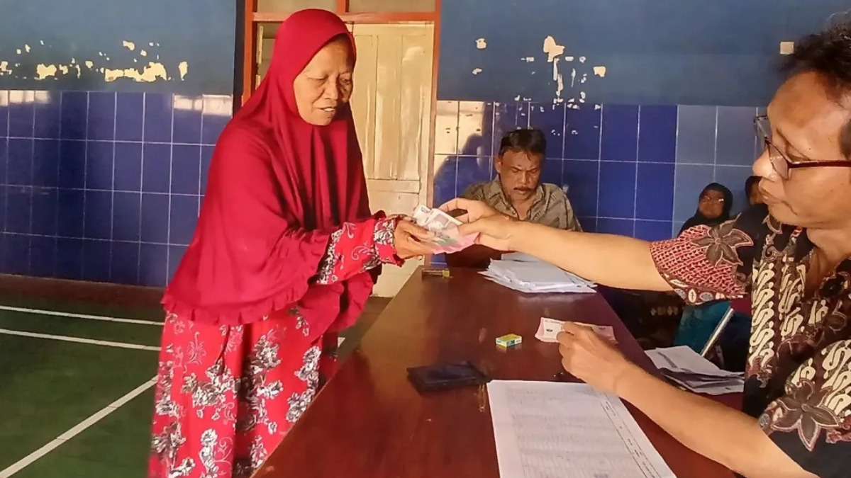 Ilustrasi KPM mendapatkan bansos Rp5 juta
