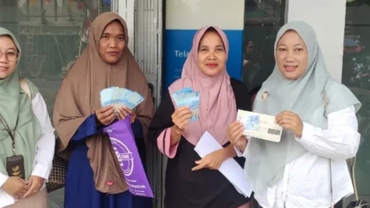Ilustrasi KPM pemilik KTP Desil 1&ndash;5 mencairkan bansos Rp5 juta