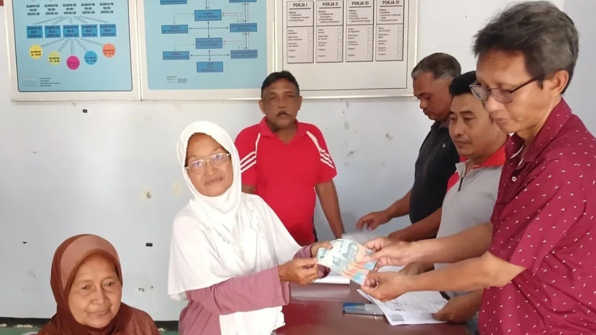 Ilustrasi dana bansos disalurkan kepada penerima bantuan.
