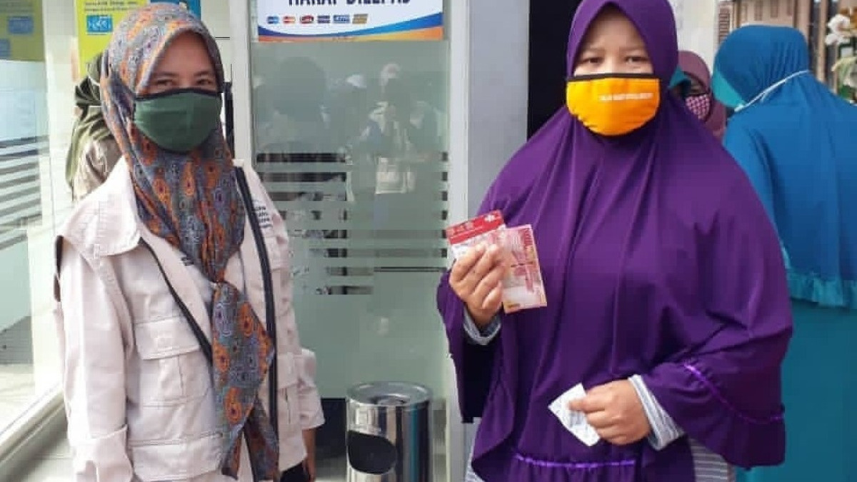 Ilustrasi KPM mencairkan saldo bansos di KKS.