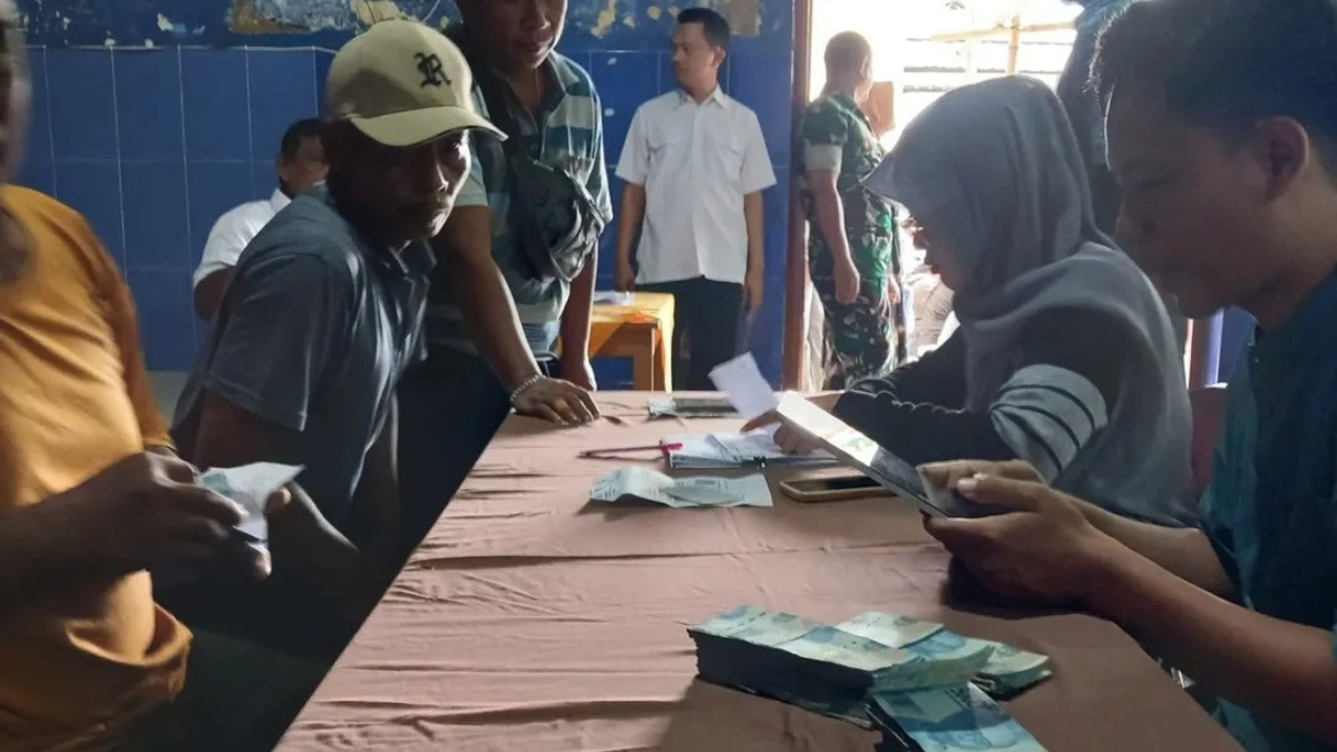 Ilustrasi. KPM bansos PKH BPNT mencairkan dana.
