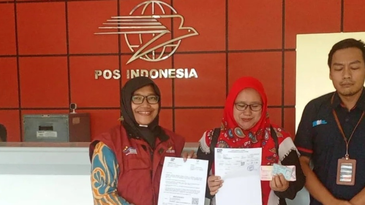 Ilustrasi. KPM bansos mencairkan dananya.