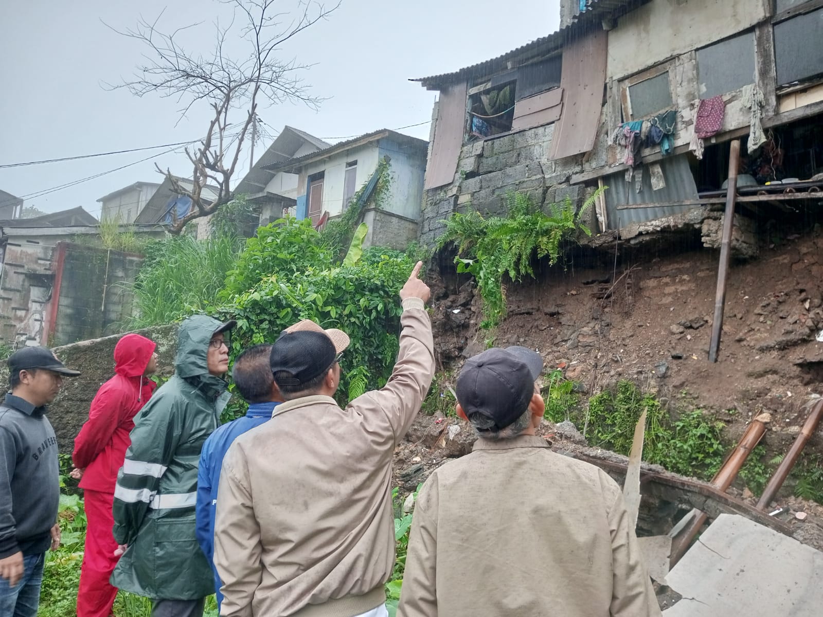 Rumah warga di Kampung Lebak Gudang, Desa Bendungan, Kecamatan Ciawi, Kabupaten Bogor, ambruk diterjang longsor pada Jumat, 23 Januari 2026.